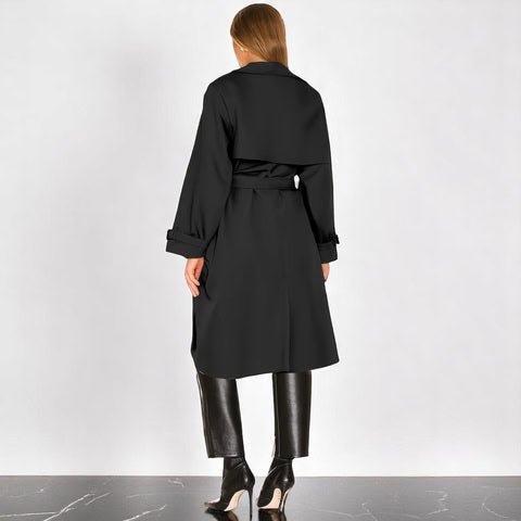 Clara Domínguez – Elegante y atemporal trench con cinturón